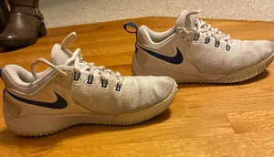 White Nike women’s shoes thumbnail 1
