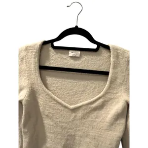 Aritzia Wilfred Free Ivory Size Medium Long Sleeve V-Neck Sweater Soft Stretchy thumbnail 2