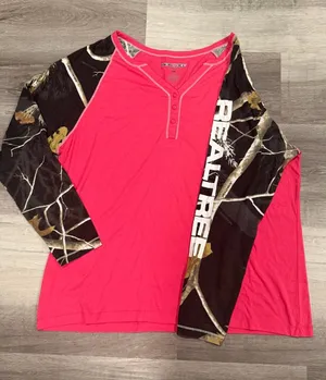 Realtree Women’s Pink Camo Henley Long Sleeve Shirt Hunting Outdoors Size 1X thumbnail 1