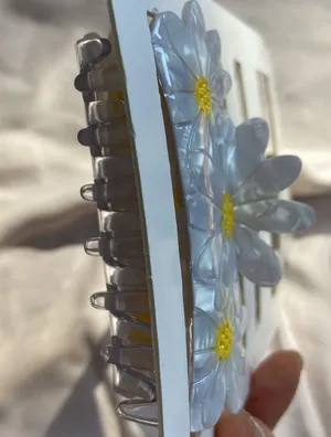Flower hair claw White thumbnail 3