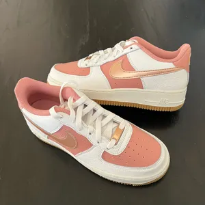 New NIKE Air Force 1 GS 'Rust Pink Summit White' thumbnail 2