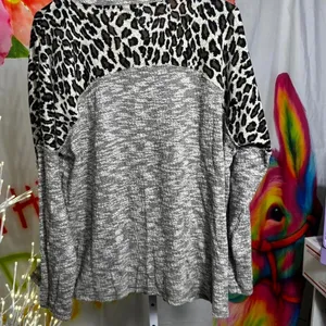 S65. Easel leopard print long sleeve top with pocket Size M thumbnail 3