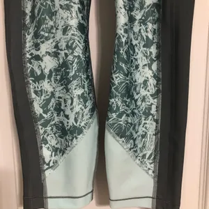 Under Armour grey teal compression cropped leggings size‎ medium activewear thumbnail 4