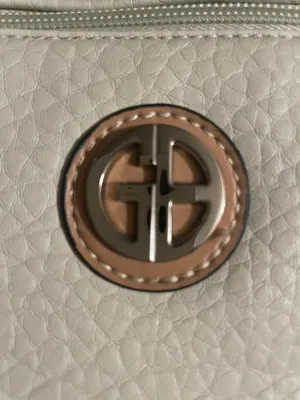 Giani Bernini Beige Tan Pebbled Faux Leather Purse Handbag Pockets Logo EUC thumbnail 2