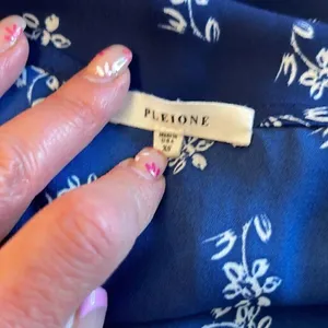 Pleione short sleeve flowing flower print shirt. Size XS. thumbnail 4