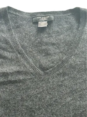 100% Cashmere Ann Taylor V Neck Sweater Charcoal Grey Minimalist Preppy Luxury thumbnail 3