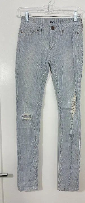 BDG Urban Outfitters Blue Size 24 Mid-Rise Cigarette Ankle Striped Jeans thumbnail 1