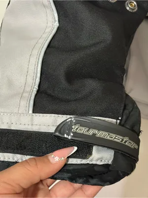 Pre-owned L.A. Idol black skinny jeans in good condition. Features a faded black thumbnail 3