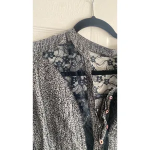 Free People Leopard Lace Babydoll Blouse Womens Size 6 Grey Animal Boho Top thumbnail 3