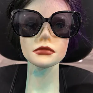 Guess Elegant Black Sunglasses thumbnail 2