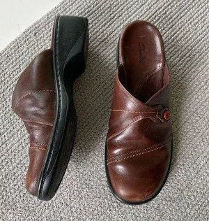 Clark’s Dark Brown Leather Low Heel Mules Clogs Size 9M thumbnail 1