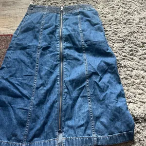 Madewell - Rigid Denim Zip Midi Skirt‎ in Farley Wash - Size 25 thumbnail 8