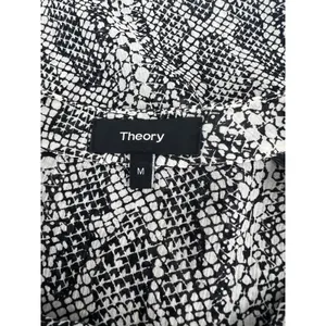 Theory Kinarys Black White Snake Print Silk‎ Tie Neck Blouse Size M thumbnail 9