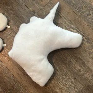 Unicorn Slippers Women’s Size‎ Large 9-10 With Unicorn Pillow thumbnail 3