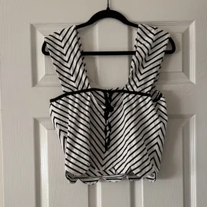 Anthropologie Black & White Chevron Scallop Crop Top thumbnail 2