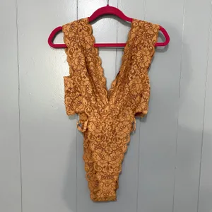 NEW Free People HAH Brown Sugar Cut to the Chase Lace V-neck Boho Bodysuit L thumbnail 4
