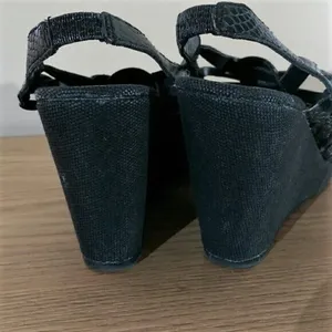NY&C Black Wedges Wedge Sandals Size 7 thumbnail 4