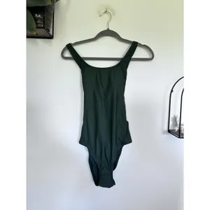 NWT Quince Palm Green Italian Cross-Back One-Piece Swimsuit Medium thumbnail 3