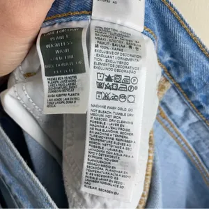 Levi’s 80s Mom Shorts High Rise Cuffed Denim Light Wash Size 32 thumbnail 13