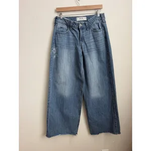 Hollister Low-Rise Super Baggy Jeans Floral Embroidered Medium Wash 28 Regular thumbnail 2