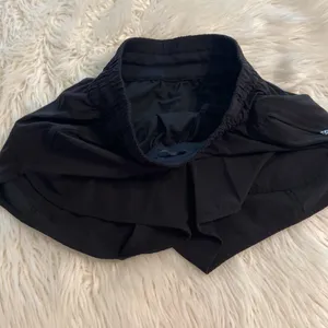 Lululemon Short size 6 Black Athletic Shorts excellent condition thumbnail 7