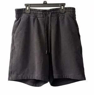 Lululemon Scuba High-Rise Short 5"- size 8- in black thumbnail 1