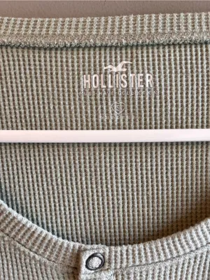 Hollister Ribbed Henley Long Sleeve Cropped Top in Sage Green Size Small thumbnail 5