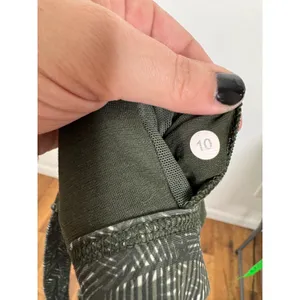 Lululemon‎ Sports Bra Dark Olive Green Geometric Print Criss Cross Back 10 thumbnail 3