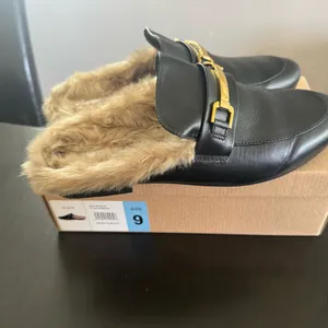 Steve Madden Black Leather Fur-Lined Mule with Gold Horsebit thumbnail 9