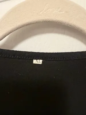 Women’s black shirt XL thumbnail 2