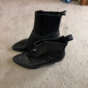 Black leather ankle boots with pointed toe and elastic side panels #boots #pointed Size 8 thumbnail 2
