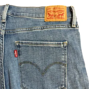 Levi’s Women’s‎ Midrise 9” inseam Denim Jeans Shorts Sz 31 thumbnail 5