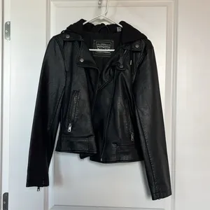 Levi’s Faux Leather Moto Jacket with Hood Size Small thumbnail 5