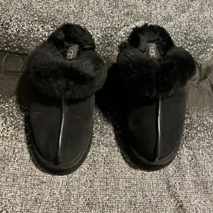 Womens sz6 UGG Disquette Platform Slippers Black Suede Shearling Fur Slides thumbnail 2