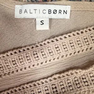 Baltic Born Jennifer Deep V Maxi Dress Small Taupe Crochet Flutter Sleeve Boho L thumbnail 8