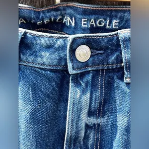American Eagle outfitters Distressed & Ripped HIGH RISE MOM JEANS NWT thumbnail 5