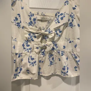 NWOT Band of the Free Size L Blue Floral Bows Cut Out Puff Peplum Crop Top thumbnail 2