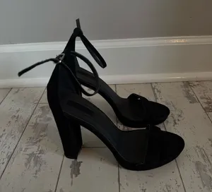black velvet heels Size 8 thumbnail 1