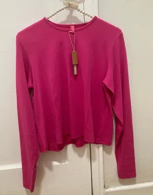 Skims Size 2X Cropped Long Sleeve T-Shirt Top AP-LGS-1370 Raspberry Shirt NWT thumbnail 1