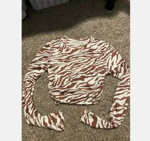 Amazon Sz XS Tiger / Animal Print Knit Crop Top Cut Out Back thumbnail 3