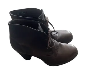 Clarks Indigo Women's‎ Size 8.5 M Brown Leather 3 Inch Heel Tie Ankle Booties thumbnail 1
