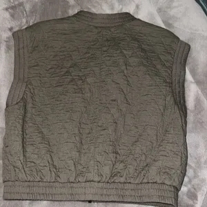 Green vest thumbnail 2