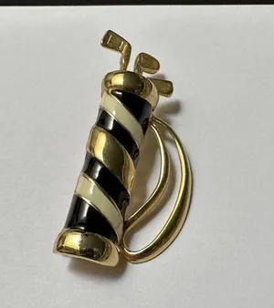 Golf Bag With Clubs Gold Tone Cream/Black Brooch Pin Golfing Perfect For Golfer thumbnail 6