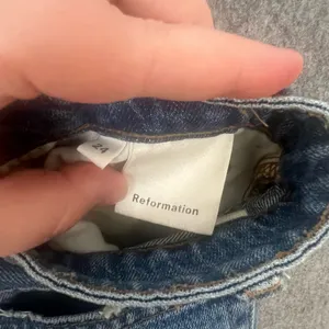 Reformation‎ Woman 24 Relaxed Straight High Waisted raw hem Blue Jeans thumbnail 2