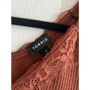 Torid Lace Trim Waffle Knit Top Womens Size 0 L Rust Henley Boho Long Sleeve‎ thumbnail 3