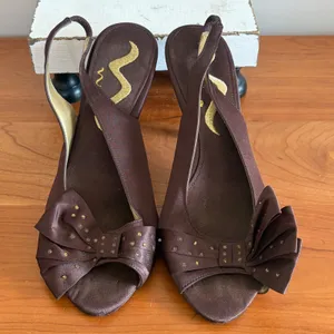 Nina Brown Satin‎ Peep Toe Slingback Heels Bow Rhinestone Stiletto Size 7.5M thumbnail 3