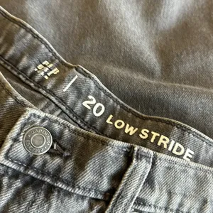 NWOT Gap Low Stride Relax Fit Jeans Black Wash Sz-8 thumbnail 4