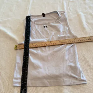 Under Armour Women’s White Cropped Athletic Tank Top Stretch Round Neck Size S thumbnail 4