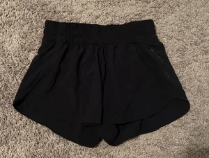 Lululemon ‼️ Tracker Short V 4"‼️ thumbnail 3
