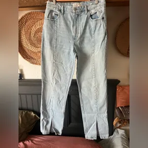 ABERCROMBIE & FITCH The 90s Straight Leg Ultra High Rise Seam Split Hem Jeans thumbnail 2